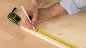 Medir el tamaño del tablón de madera.