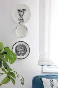 Decora las paredes del salón con platos de cerámica pintados a mano. Una solución decorativa que mezcla lo antiguo y lo nuevo de forma moderna y actual