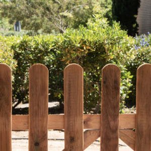 Cómo instalar una valla de madera para exterior