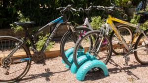Aparcamiento de bicis casero hecho con neumáticos