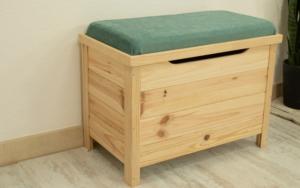 Baúl de madera tapizado para convertirlo en asiento