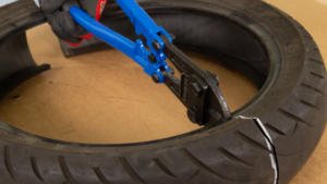 Uso de una cizalla para cortar las partes metálicas del interior del neumático