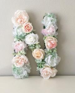 Letras decoradas con flores en tonos pastel