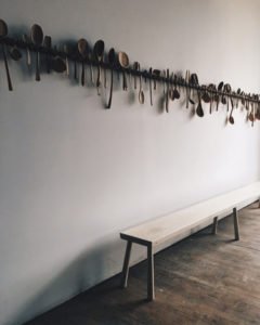 Escultura de cucharas para decorar el pasillo de casa