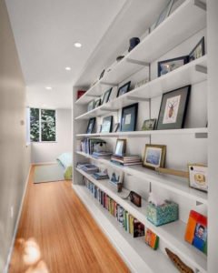 Estanterías para almacenar libros y decorar pasillos largos
