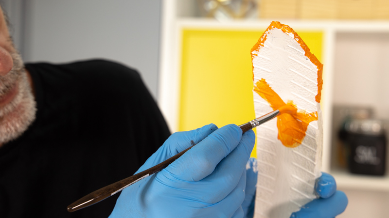 Pintar el pico del cisne de pintura naranja 