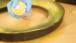 Aplicación de pintura en spray sobre la goma del neumático
