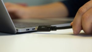Conexión de un cable USB C a un Macbook