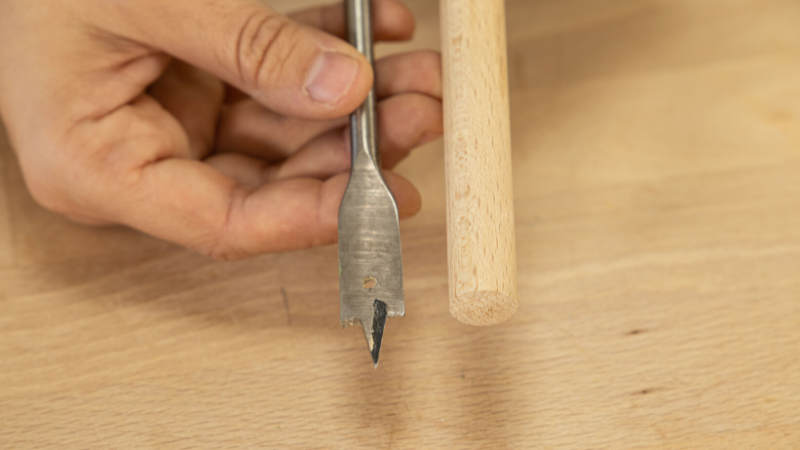 Perforar las piezas con una broca de igual ancho que el listón cilíndrico