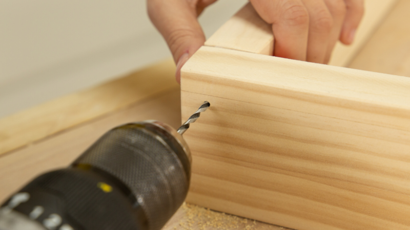 Perforación de la madera para colocar después los tornillos