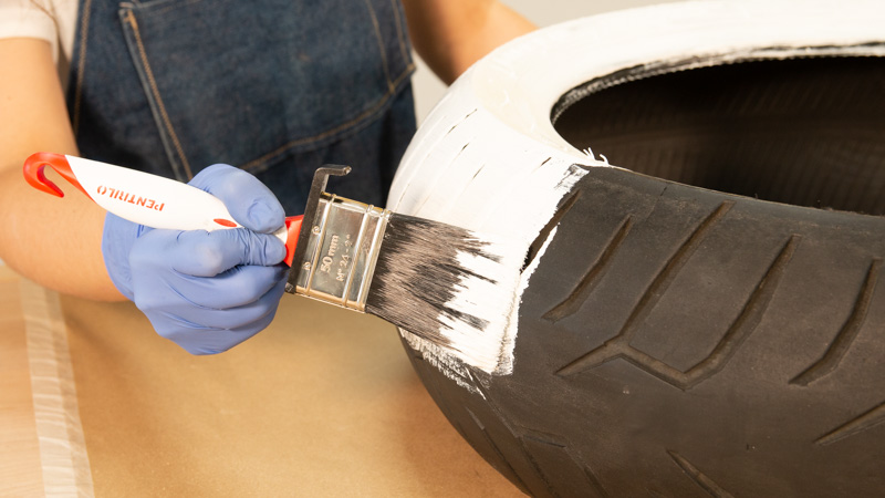 Aplicación de pintura sobre el neumático