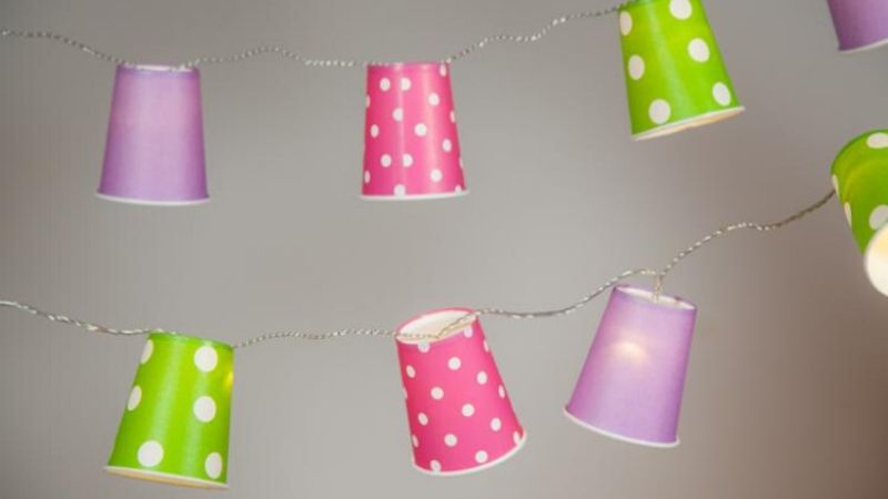 Guirnaldas luminosas con vasos de papel
