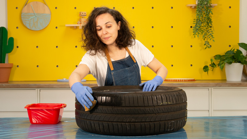 Limpieza del neumático con un estropajo