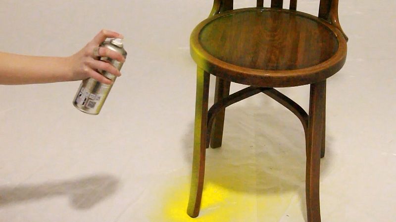 Pintando una silla con spray