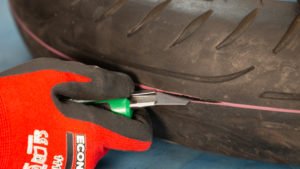 Corte de la goma del neumático con un cúter
