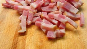 Detalle de bacon cortado en taquitos pequeños