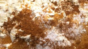 Ingredientes secos antes de mezclar: harina, azúcar moreno y canela