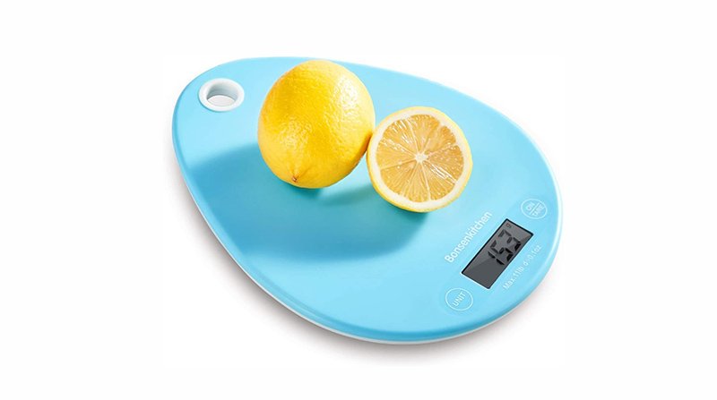Báscula digital de precisión en color azul claro con limones encima
