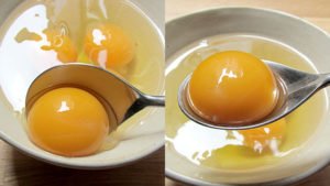 Separar la yema de las claras del huevo con una cuchara sopera
