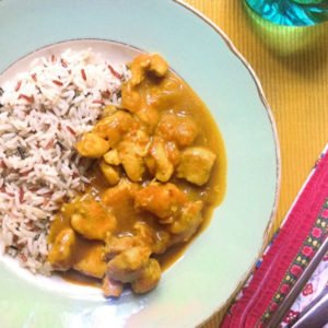 Cómo hacer pollo al curry con melocotón