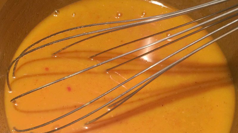 Detalle de la salsa de curry terminada con un batidor de varillas