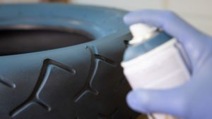 Detalle del pintado del neumático con spray