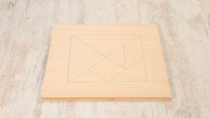 Piezas del tangram dibujadas sobre un tablero de madera