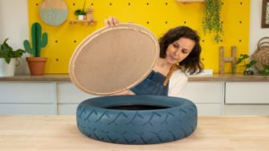 Pegado de una pieza circular de madera sobre el neumático