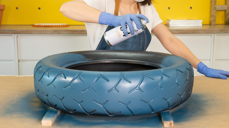 Pintado del neumático con pintura azul en spray