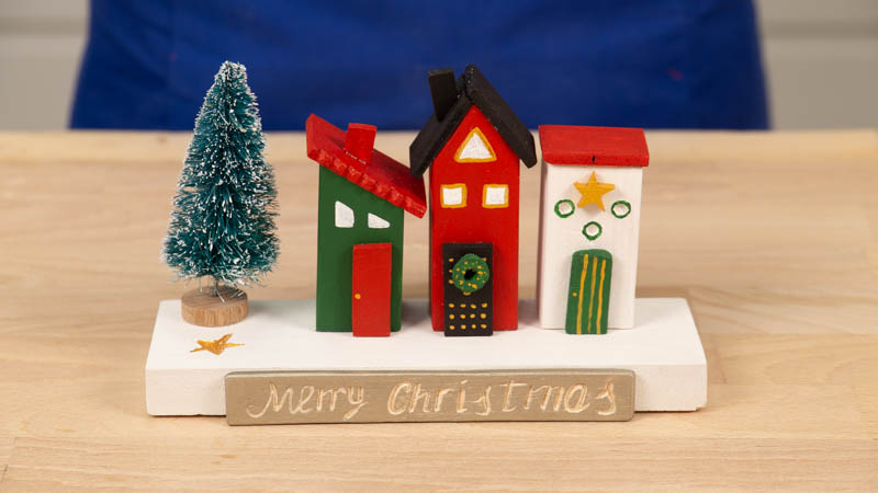Pueblito navideño hecho con piezas de madera