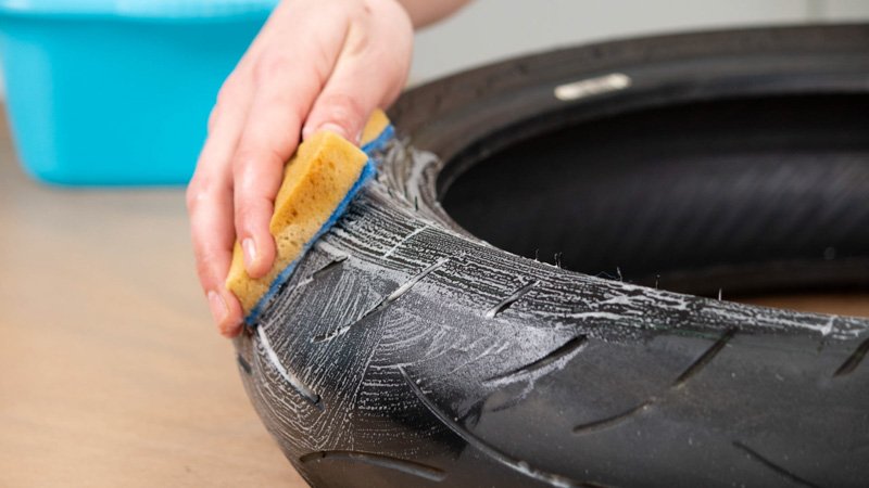 Limpieza de la goma de un neumático usado