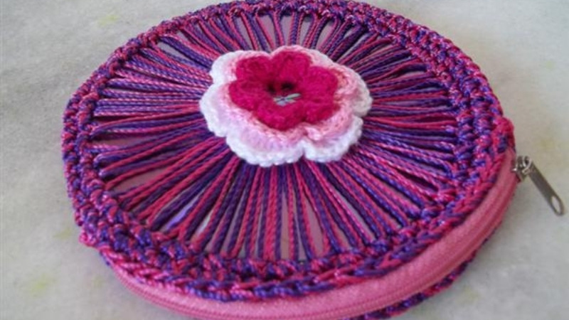 monedero rosa con flor hecho con cds y lana