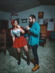 Disfraz en pareja para Halloween de la película infantil Caperucita Roja y El Lobo feroz