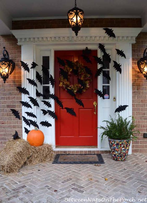 Puerta adornada de Halloween con murciélagos