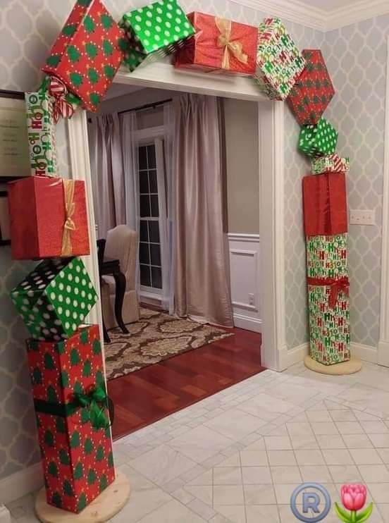 Puerta de Navidad decorada con regalos
