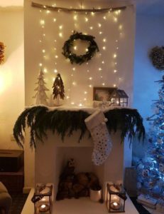 Luces colgantes para decorar una chimenea navideña