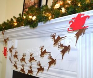 Guirnalda de papel con renos para decorar la chimenea en Navidad