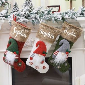 Calcetines colgando para la chimenea en Navidad