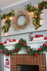 Bolas de Navidad para decorar una chimenea navideña