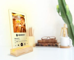 Placa con canción de Spotify y foto de Amazon para San Valentín