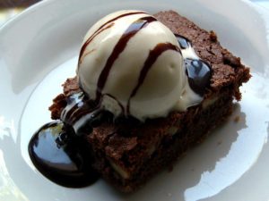 Receta de brownie de chocolate con helado de vainilla