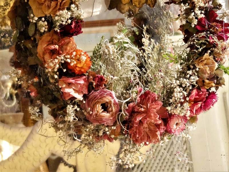 manualidad corona de flores con tonos pastel estilo vintage