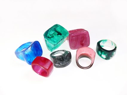 anillos de resina de diferentes formas y colores