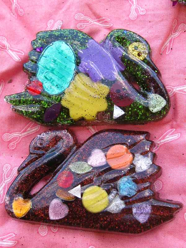 cisnes coloridos hechos con resina 