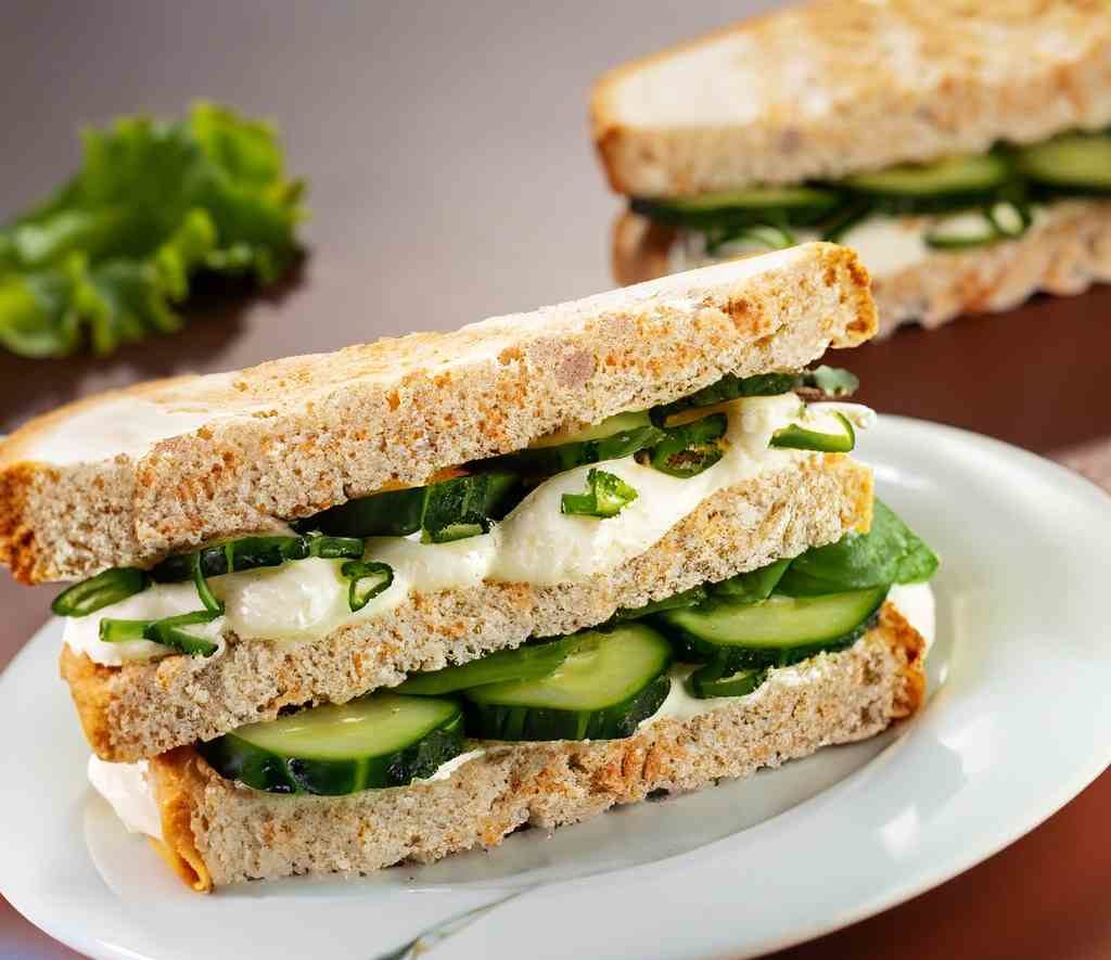 receta saludable de mini sandwiche de queso crema y pepino