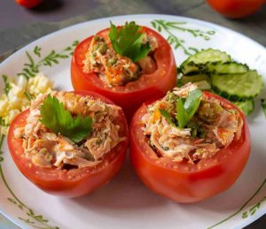 receta veraniega de tomates rellenos de ensalada de pollo